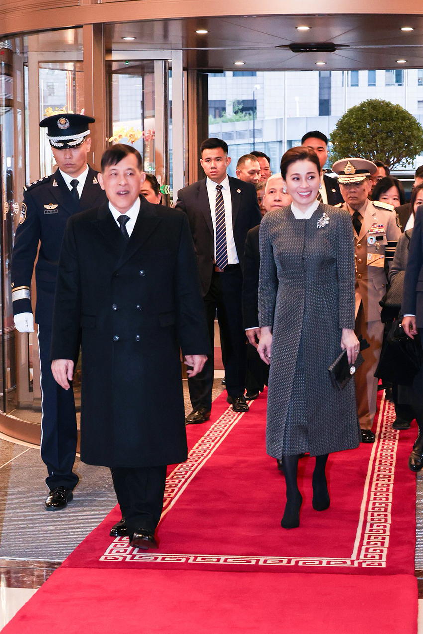 ในหลวง-พระราชินี เสด็จฯ ถึง สาธารณรัฐประชาชนจีน ในโอกาสเสด็จฯ เยือนอย่างเป็นทางการ สานสัมพันธ์ ไทย-จีน 50 ปี 7