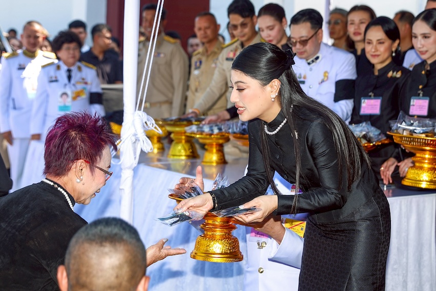 เจ้าฟ้าสิริวัณณวรีฯ พระราชทานเข็มกลัดโบว์ดำ แก่ประชาชนที่มาถวายความอาลัย สมเด็จพระพันปีหลวง 4