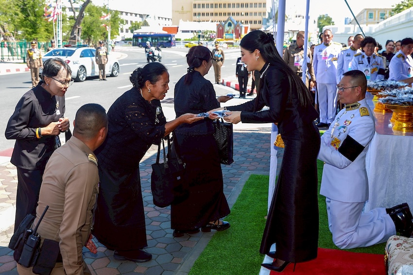 เจ้าฟ้าสิริวัณณวรีฯ พระราชทานเข็มกลัดโบว์ดำ แก่ประชาชนที่มาถวายความอาลัย สมเด็จพระพันปีหลวง 5