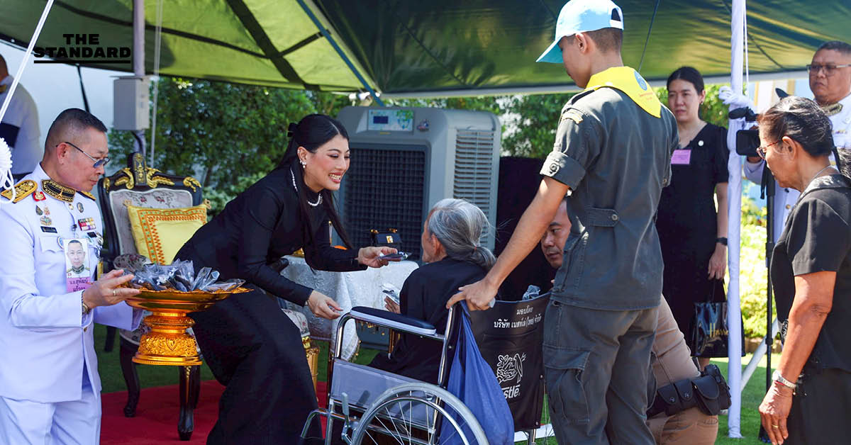 เจ้าฟ้าสิริวัณณวรีฯ พระราชทานเข็มกลัดโบว์ดำ แก่ประชาชนที่มาถวายความอาลัย สมเด็จพระพันปีหลวง
