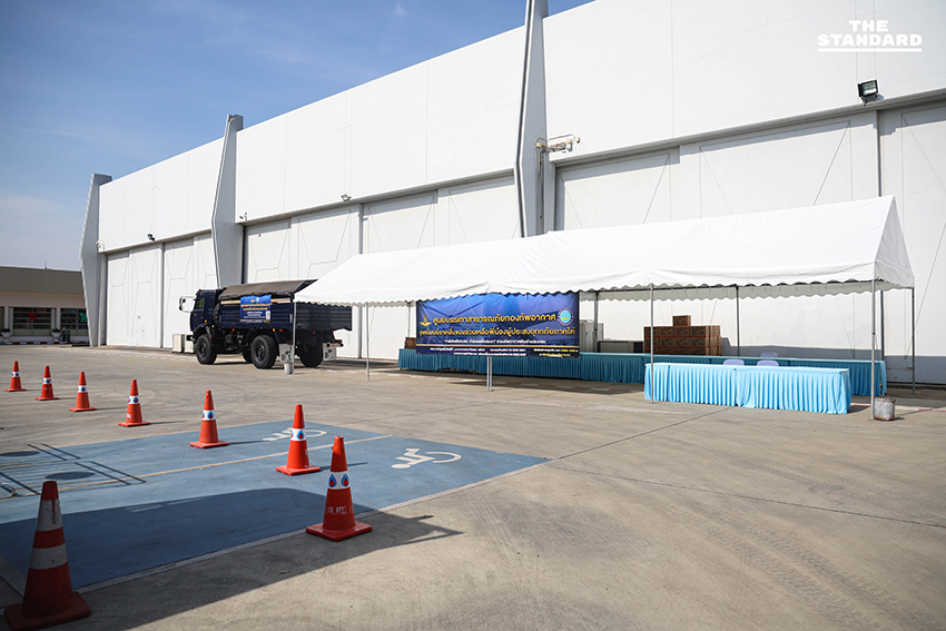 ศป.กฉ. จัดส่งกำลังพลและสิ่งของช่วยเหลือวิกฤตน้ำท่วม สงขลา เผย ใช้ AI กรองข้อมูลจัดลำดับช่วยผู้ประสบภัย สงขลา 15