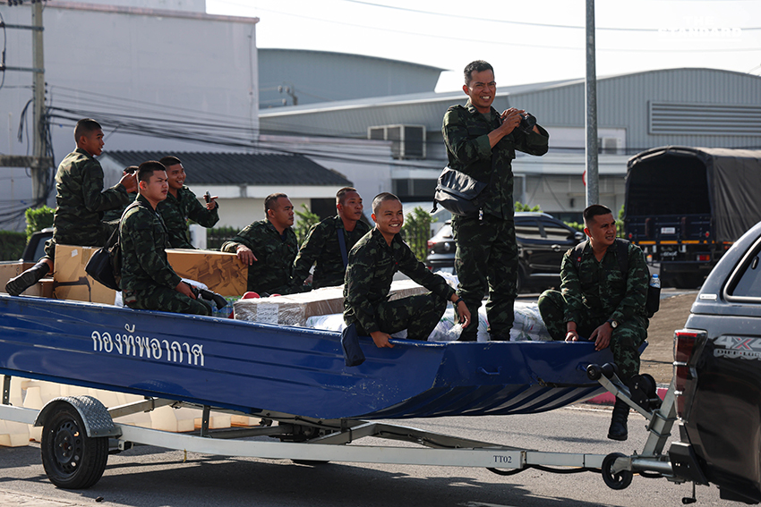ศป.กฉ. จัดส่งกำลังพลและสิ่งของช่วยเหลือวิกฤตน้ำท่วม สงขลา เผย ใช้ AI กรองข้อมูลจัดลำดับช่วยผู้ประสบภัย สงขลา 7
