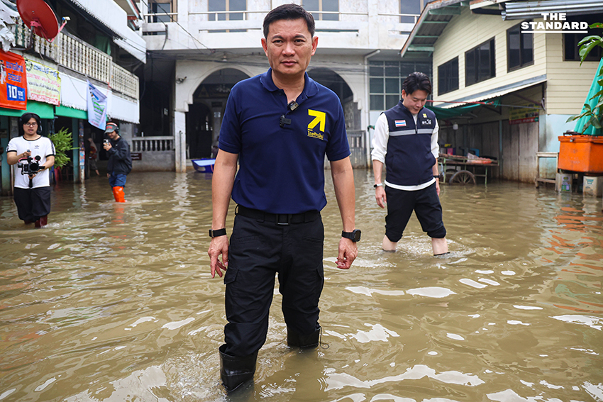 สุชัชวีร์ลุยน้ำท่วม ท่าอิฐ พา ทีม ‘อาชีวะไทยก้าวใหม่’ ซ่อมแซมเครื่องใช้ไฟฟ้า-มอเตอร์ไซค์ 1