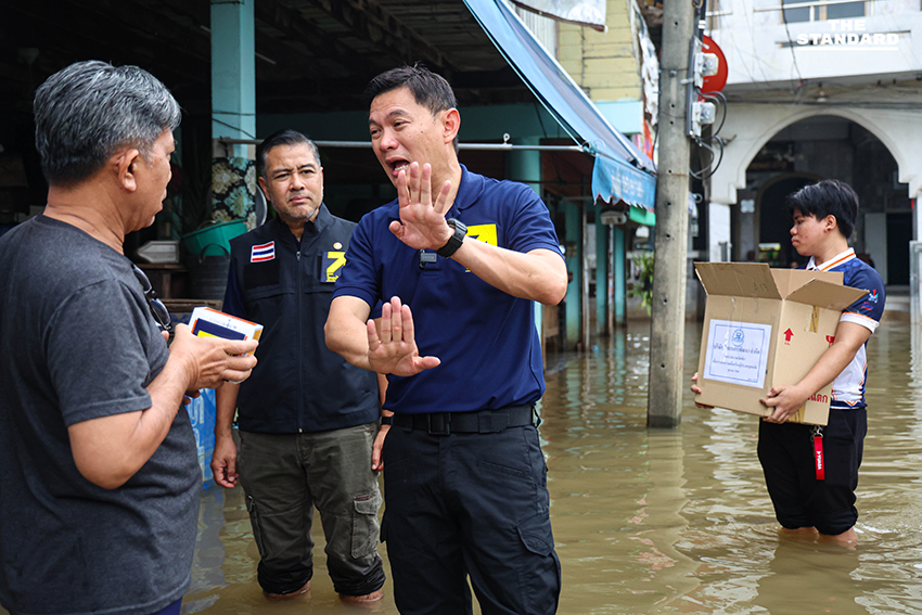 สุชัชวีร์ลุยน้ำท่วม ท่าอิฐ พา ทีม ‘อาชีวะไทยก้าวใหม่’ ซ่อมแซมเครื่องใช้ไฟฟ้า-มอเตอร์ไซค์ 10