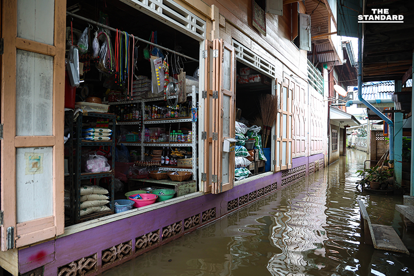 สุชัชวีร์ลุยน้ำท่วม ท่าอิฐ พา ทีม ‘อาชีวะไทยก้าวใหม่’ ซ่อมแซมเครื่องใช้ไฟฟ้า-มอเตอร์ไซค์ 11