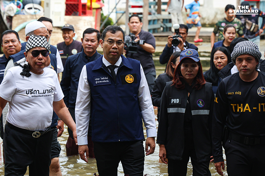 สุชัชวีร์ลุยน้ำท่วม ท่าอิฐ พา ทีม ‘อาชีวะไทยก้าวใหม่’ ซ่อมแซมเครื่องใช้ไฟฟ้า-มอเตอร์ไซค์ 12