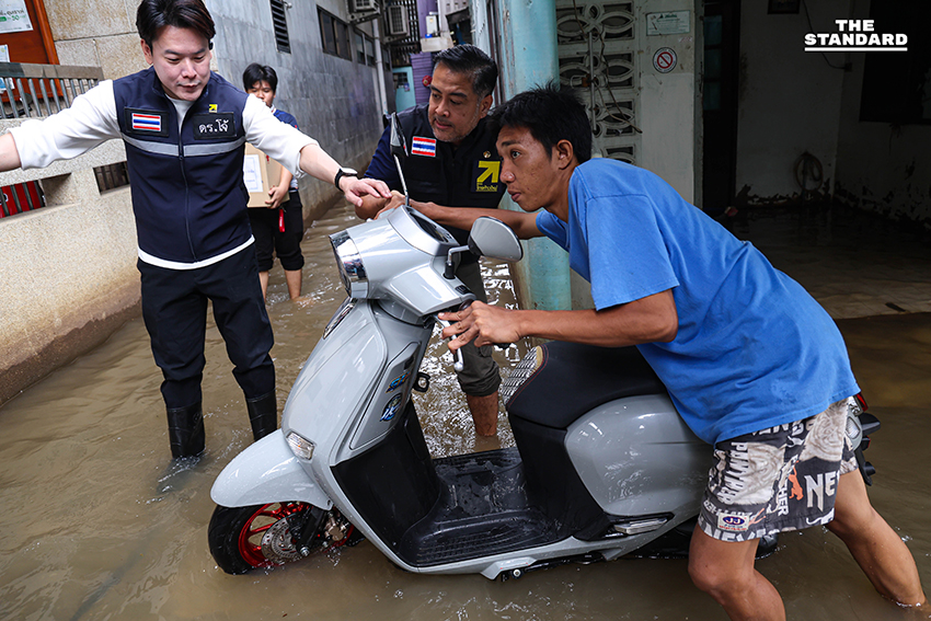 สุชัชวีร์ลุยน้ำท่วม ท่าอิฐ พา ทีม ‘อาชีวะไทยก้าวใหม่’ ซ่อมแซมเครื่องใช้ไฟฟ้า-มอเตอร์ไซค์ 13