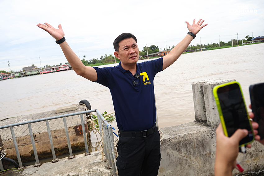 สุชัชวีร์ลุยน้ำท่วม ท่าอิฐ พา ทีม ‘อาชีวะไทยก้าวใหม่’ ซ่อมแซมเครื่องใช้ไฟฟ้า-มอเตอร์ไซค์ 14