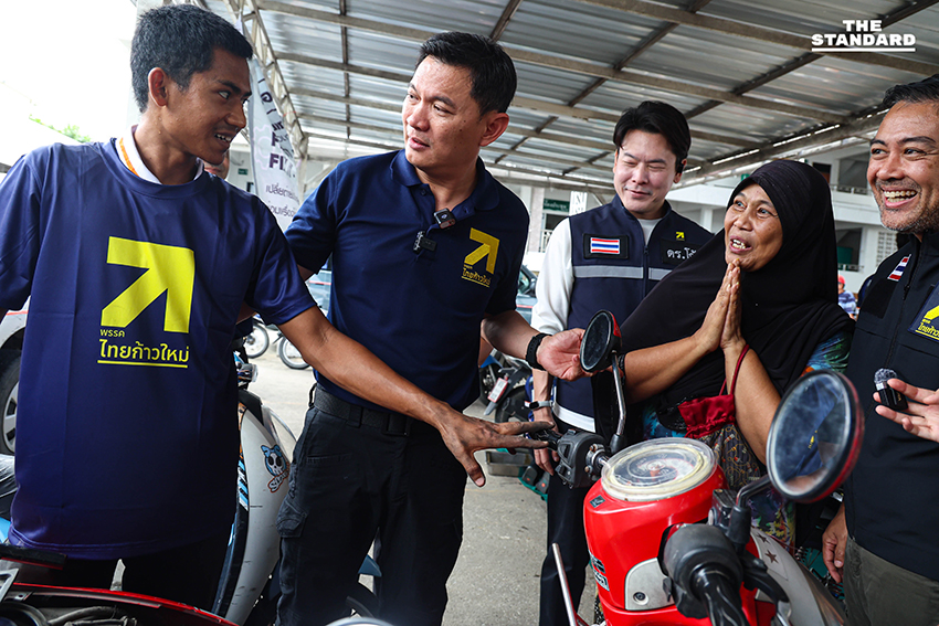 สุชัชวีร์ลุยน้ำท่วม ท่าอิฐ พา ทีม ‘อาชีวะไทยก้าวใหม่’ ซ่อมแซมเครื่องใช้ไฟฟ้า-มอเตอร์ไซค์ 2