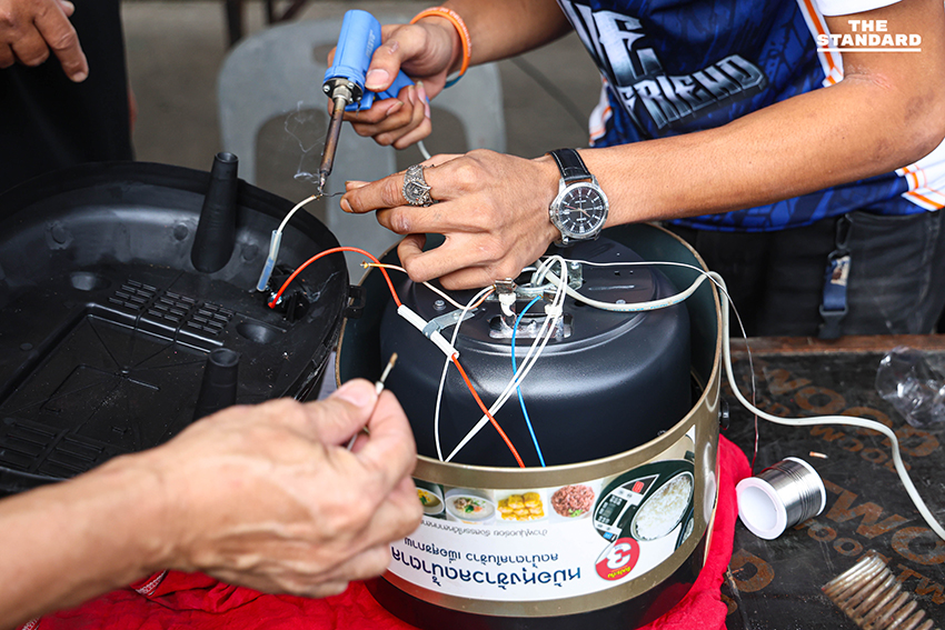 สุชัชวีร์ลุยน้ำท่วม ท่าอิฐ พา ทีม ‘อาชีวะไทยก้าวใหม่’ ซ่อมแซมเครื่องใช้ไฟฟ้า-มอเตอร์ไซค์ 3