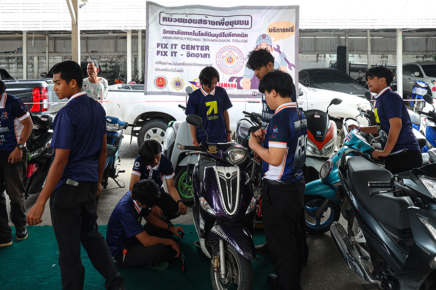 สุชัชวีร์ลุยน้ำท่วม ท่าอิฐ พา ทีม ‘อาชีวะไทยก้าวใหม่’ ซ่อมแซมเครื่องใช้ไฟฟ้า-มอเตอร์ไซค์ 4