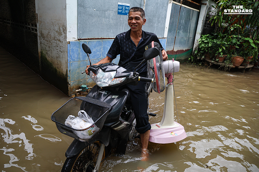 สุชัชวีร์ลุยน้ำท่วม ท่าอิฐ พา ทีม ‘อาชีวะไทยก้าวใหม่’ ซ่อมแซมเครื่องใช้ไฟฟ้า-มอเตอร์ไซค์ 5