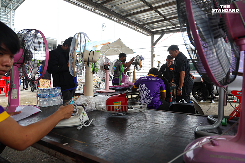 สุชัชวีร์ลุยน้ำท่วม ท่าอิฐ พา ทีม ‘อาชีวะไทยก้าวใหม่’ ซ่อมแซมเครื่องใช้ไฟฟ้า-มอเตอร์ไซค์ 6