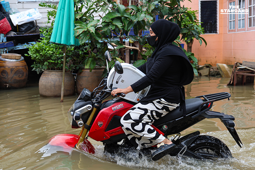 สุชัชวีร์ลุยน้ำท่วม ท่าอิฐ พา ทีม ‘อาชีวะไทยก้าวใหม่’ ซ่อมแซมเครื่องใช้ไฟฟ้า-มอเตอร์ไซค์ 7