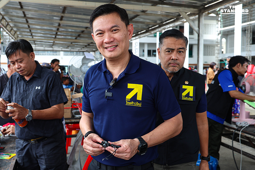 สุชัชวีร์ลุยน้ำท่วม ท่าอิฐ พา ทีม ‘อาชีวะไทยก้าวใหม่’ ซ่อมแซมเครื่องใช้ไฟฟ้า-มอเตอร์ไซค์ 8