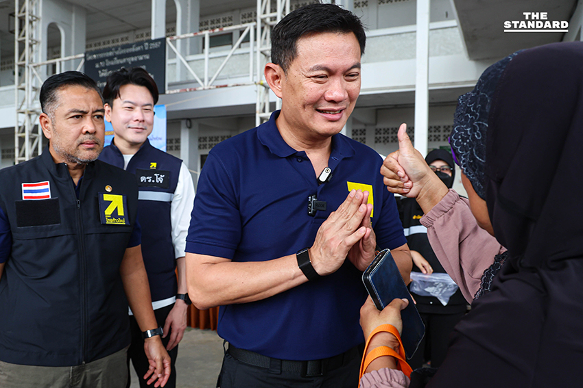 สุชัชวีร์ลุยน้ำท่วม ท่าอิฐ พา ทีม ‘อาชีวะไทยก้าวใหม่’ ซ่อมแซมเครื่องใช้ไฟฟ้า-มอเตอร์ไซค์ 9