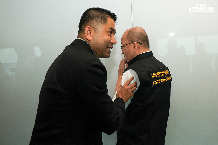 ‘สุรเชษฐ์-อัจฉริยะ’ เข้าแจง กมธ. มั่นคงแห่งรัฐฯ สางปม ‘ต่อศักดิ์’ ถูกโยงเว็บพนันออนไลน์ พร้อมซัก ‘พิมพ์วิไล’ ผู้โอนเงินเข้าบัญชีม้า ตร. 1