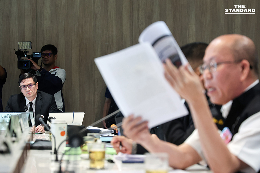 ‘สุรเชษฐ์-อัจฉริยะ’ เข้าแจง กมธ. มั่นคงแห่งรัฐฯ สางปม ‘ต่อศักดิ์’ ถูกโยงเว็บพนันออนไลน์ พร้อมซัก ‘พิมพ์วิไล’ ผู้โอนเงินเข้าบัญชีม้า ตร. 10