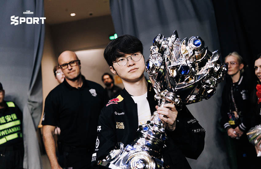 หนึ่งเดียวแห่ง **LoL T1** ครองแชมป์โลก 3 สมัยซ้อน แชมป์สมัยที่ 6 ของทีม และ **Faker** 2