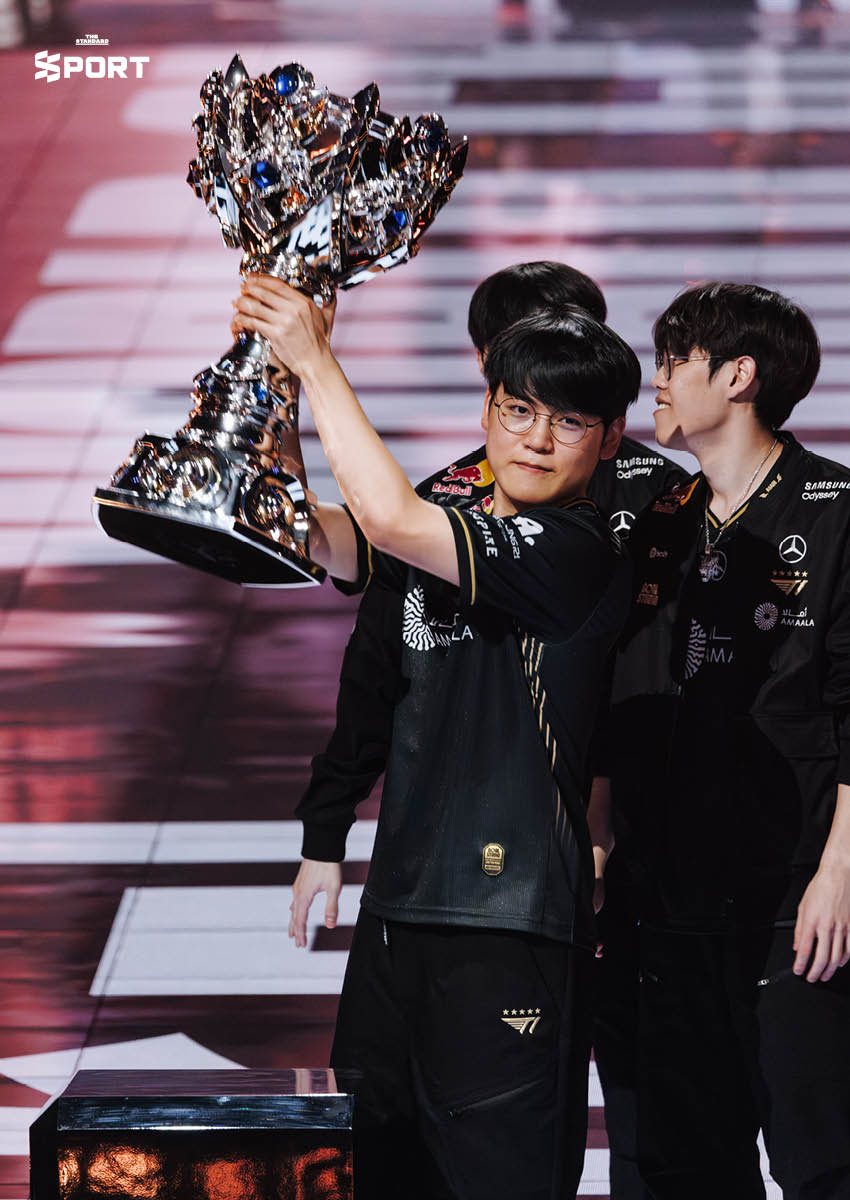 หนึ่งเดียวแห่ง **LoL T1** ครองแชมป์โลก 3 สมัยซ้อน แชมป์สมัยที่ 6 ของทีม และ **Faker** 3