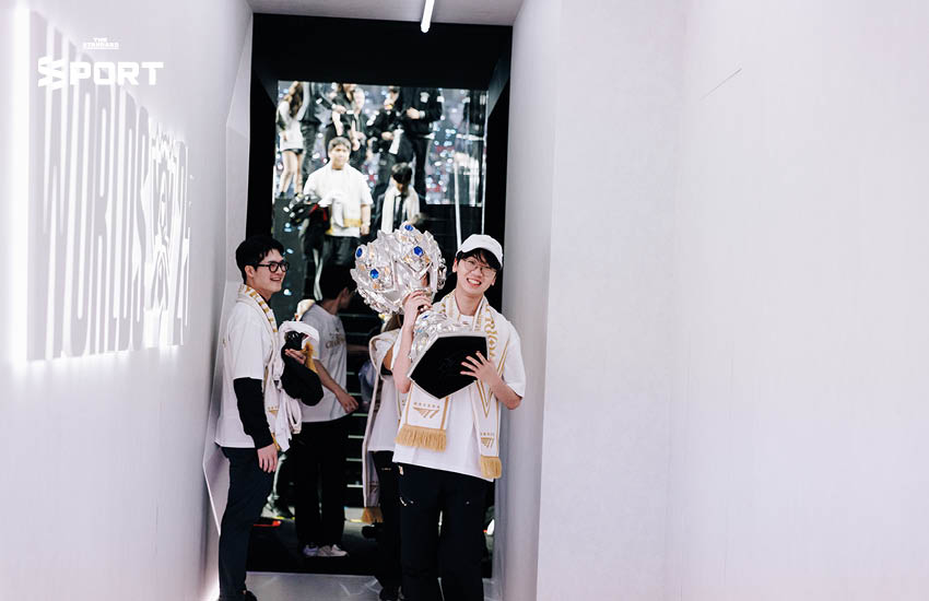 หนึ่งเดียวแห่ง **LoL T1** ครองแชมป์โลก 3 สมัยซ้อน แชมป์สมัยที่ 6 ของทีม และ **Faker** 6