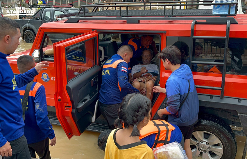 กองทัพไทยจัดทีมแพทย์ทหารลงพื้นที่ หาดใหญ่ รักษาพยาบาลประชาชน 2