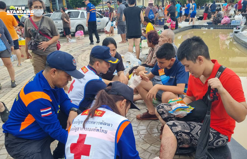 กองทัพไทยจัดทีมแพทย์ทหารลงพื้นที่ หาดใหญ่ รักษาพยาบาลประชาชน 6