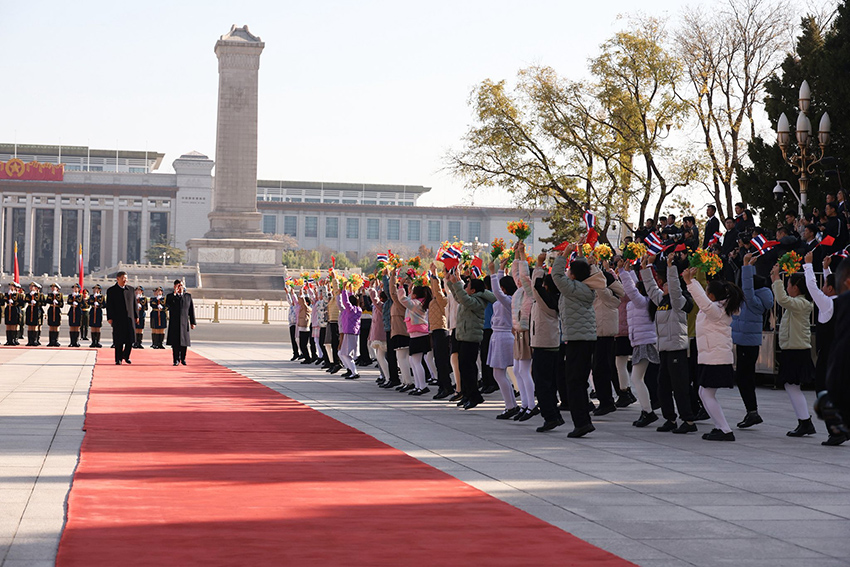 ในหลวง-พระราชินี เสด็จฯ มหาศาลาประชาชน สี จิ้นผิง-ภรรยา เฝ้าฯ รับเสด็จ 4