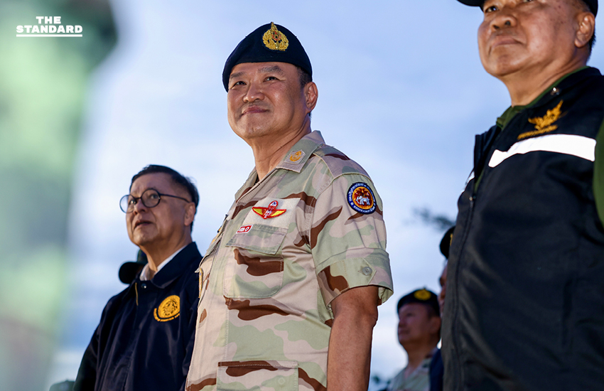 อนุทินขึ้น ภูมะเขือ ให้กำลังใจทหารแนวหน้า ร่วมร้อง เพลงชาติไทย บอก สันติภาพจบแล้ว จากนี้ ไทยกำหนดทางของตัวเอง 10