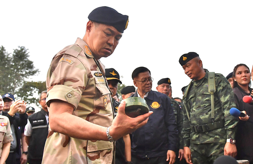 อนุทินขึ้น ภูมะเขือ ให้กำลังใจทหารแนวหน้า ร่วมร้อง เพลงชาติไทย บอก สันติภาพจบแล้ว จากนี้ ไทยกำหนดทางของตัวเอง 7