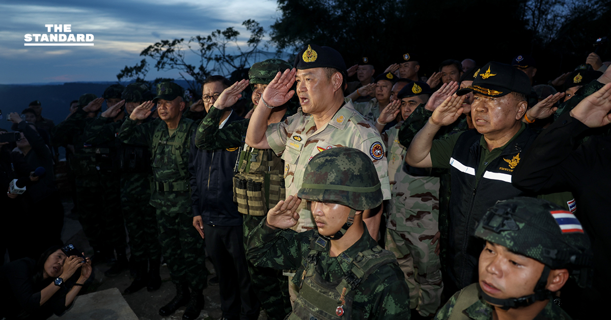 อนุทินขึ้น ภูมะเขือ ให้กำลังใจทหารแนวหน้า ร่วมร้อง เพลงชาติไทย บอก สันติภาพจบแล้ว จากนี้ ไทยกำหนดทางของตัวเอง