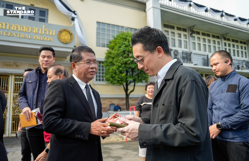 ครอบครัวชินวัตร เยี่ยม ทักษิณ เผย สุขภาพดีขึ้น-ชื่นชอบโยคะผู้สูงอายุ ห่วงน้ำท่วม เตรียมนำ มูลนิธิฯ ช่วยเหลือ 4