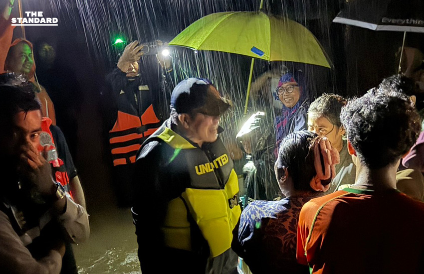 ธรรมนัสฝ่าฝน ลุยน้ำท่วม ระดมกำลังใช้เรือ-เจ็ตสกี อพยพประชาชน 1