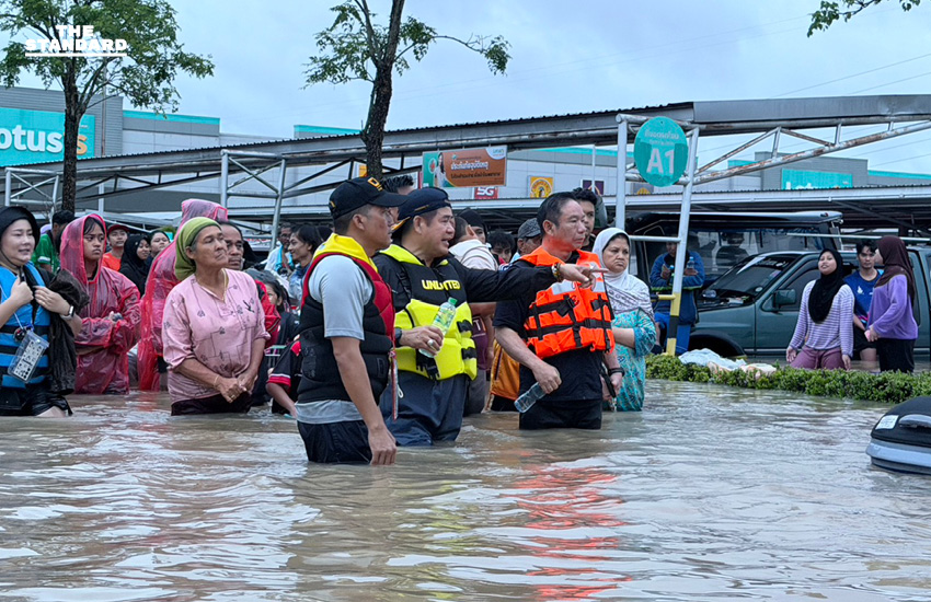 ธรรมนัสฝ่าฝน ลุยน้ำท่วม ระดมกำลังใช้เรือ-เจ็ตสกี อพยพประชาชน 2