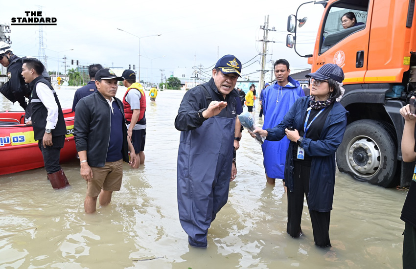 ธรรมนัสฝ่าฝน ลุยน้ำท่วม ระดมกำลังใช้เรือ-เจ็ตสกี อพยพประชาชน 3