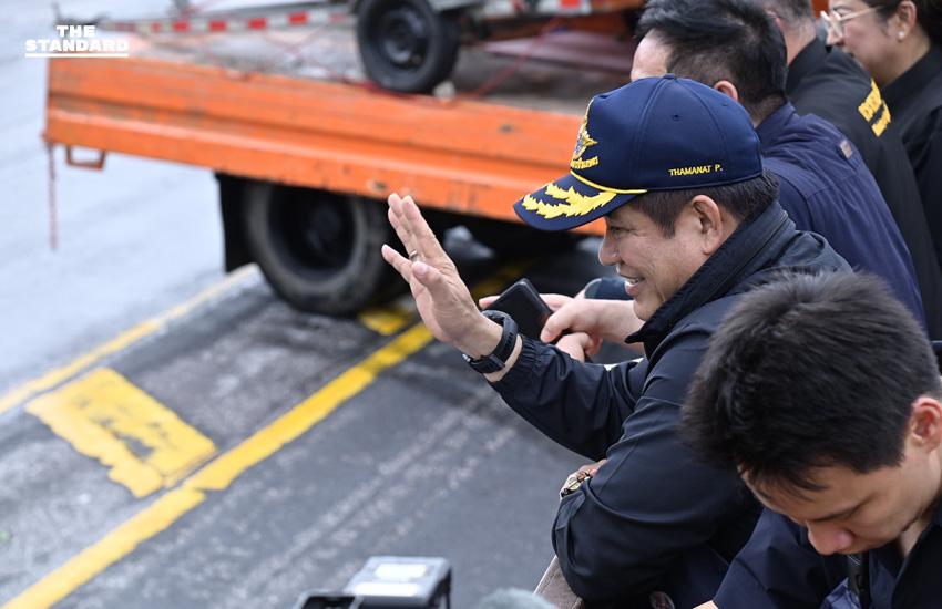 ธรรมนัสฝ่าฝน ลุยน้ำท่วม ระดมกำลังใช้เรือ-เจ็ตสกี อพยพประชาชน 4