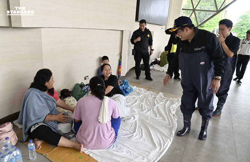ธรรมนัสฝ่าฝน ลุยน้ำท่วม ระดมกำลังใช้เรือ-เจ็ตสกี อพยพประชาชน 5