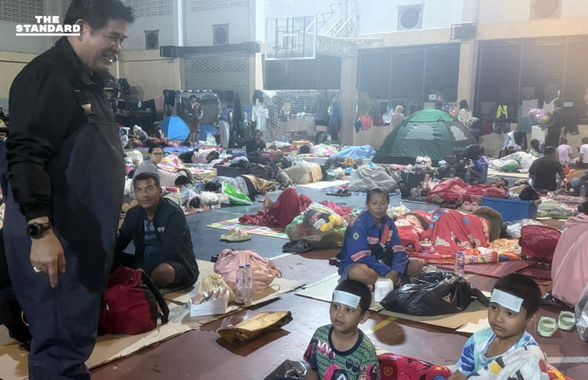 ธรรมนัสฝ่าฝน ลุยน้ำท่วม ระดมกำลังใช้เรือ-เจ็ตสกี อพยพประชาชน 6