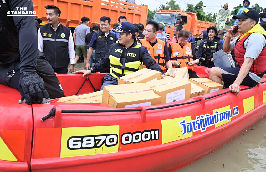 ธรรมนัสฝ่าฝน ลุยน้ำท่วม ระดมกำลังใช้เรือ-เจ็ตสกี อพยพประชาชน 7