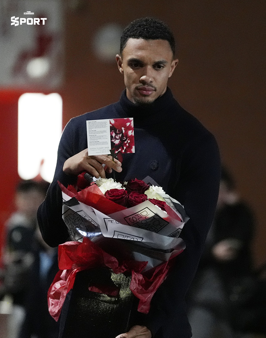 เทรนต์ อเล็กซานเดอร์-อาร์โนลด์ วางดอกไม้ให้ โชตา ที่ แอนฟิลด์ 1