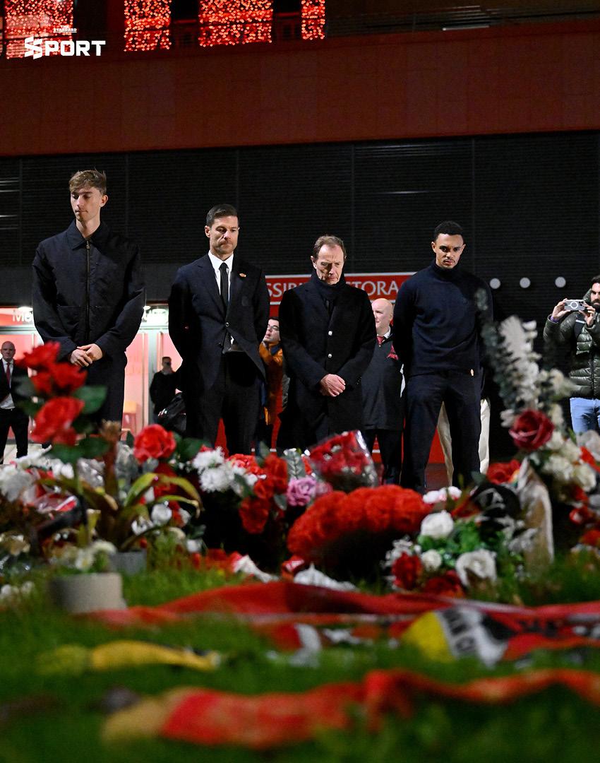 เทรนต์ อเล็กซานเดอร์-อาร์โนลด์ วางดอกไม้ให้ โชตา ที่ แอนฟิลด์ 2