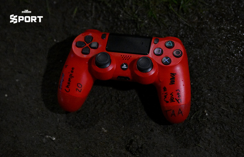 เทรนต์ อเล็กซานเดอร์-อาร์โนลด์ วางดอกไม้ให้ โชตา ที่ แอนฟิลด์ 3