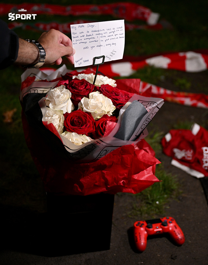 เทรนต์ อเล็กซานเดอร์-อาร์โนลด์ วางดอกไม้ให้ โชตา ที่ แอนฟิลด์ 4