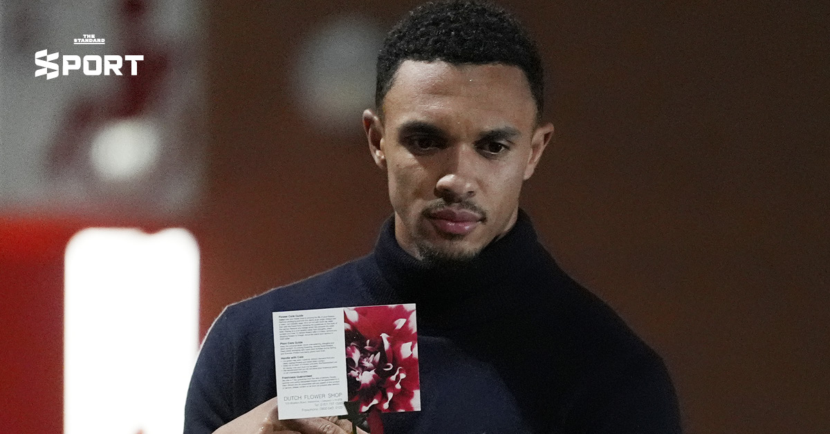 เทรนต์ อเล็กซานเดอร์-อาร์โนลด์ วางดอกไม้ให้ โชตา ที่ แอนฟิลด์