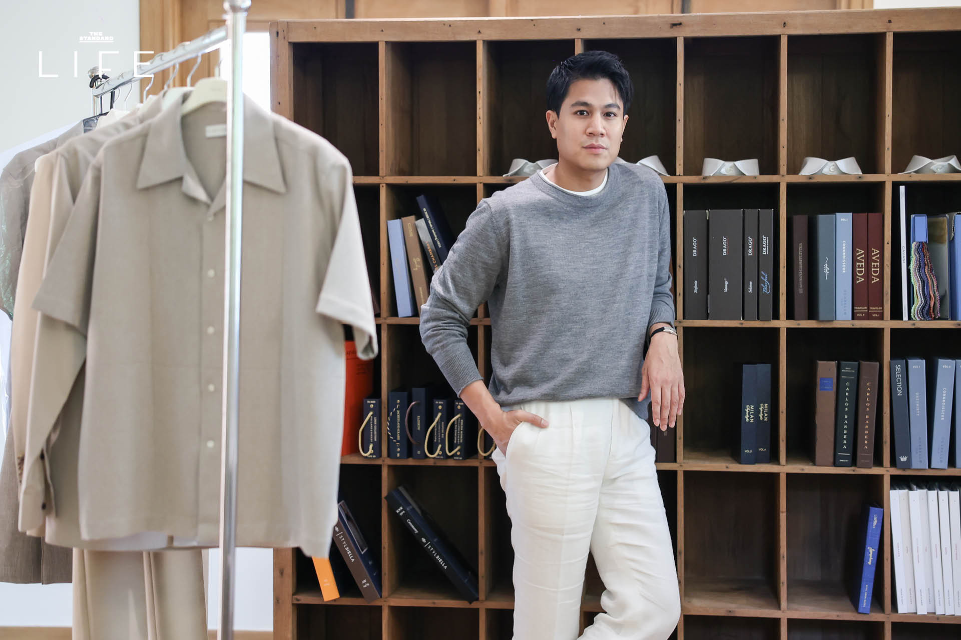 ‘VVON SUGUNNASIL’ แบรนด์แฟชั่น ร่วมมือกับ Proud Real Estate ถอดแนวคิด ‘ALL IS WELL เพื่อชีวิตดีที่ยั่งยืน’ ให้กลายเป็น ‘ยูนิฟอร์มของพนักงาน’ ที่สะท้อนความ luxury and well-crafted design บนจุดร่วมของทั้ง 2 แบรนด์ [Advertorial] 1