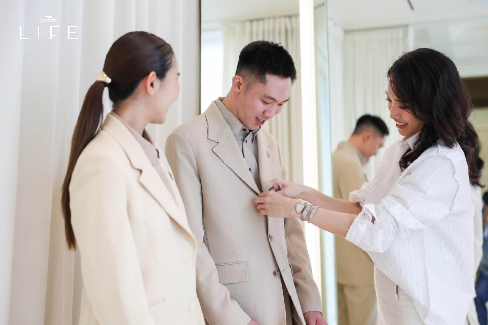 ‘VVON SUGUNNASIL’ แบรนด์แฟชั่น ร่วมมือกับ Proud Real Estate ถอดแนวคิด ‘ALL IS WELL เพื่อชีวิตดีที่ยั่งยืน’ ให้กลายเป็น ‘ยูนิฟอร์มของพนักงาน’ ที่สะท้อนความ luxury and well-crafted design บนจุดร่วมของทั้ง 2 แบรนด์ [Advertorial] 12