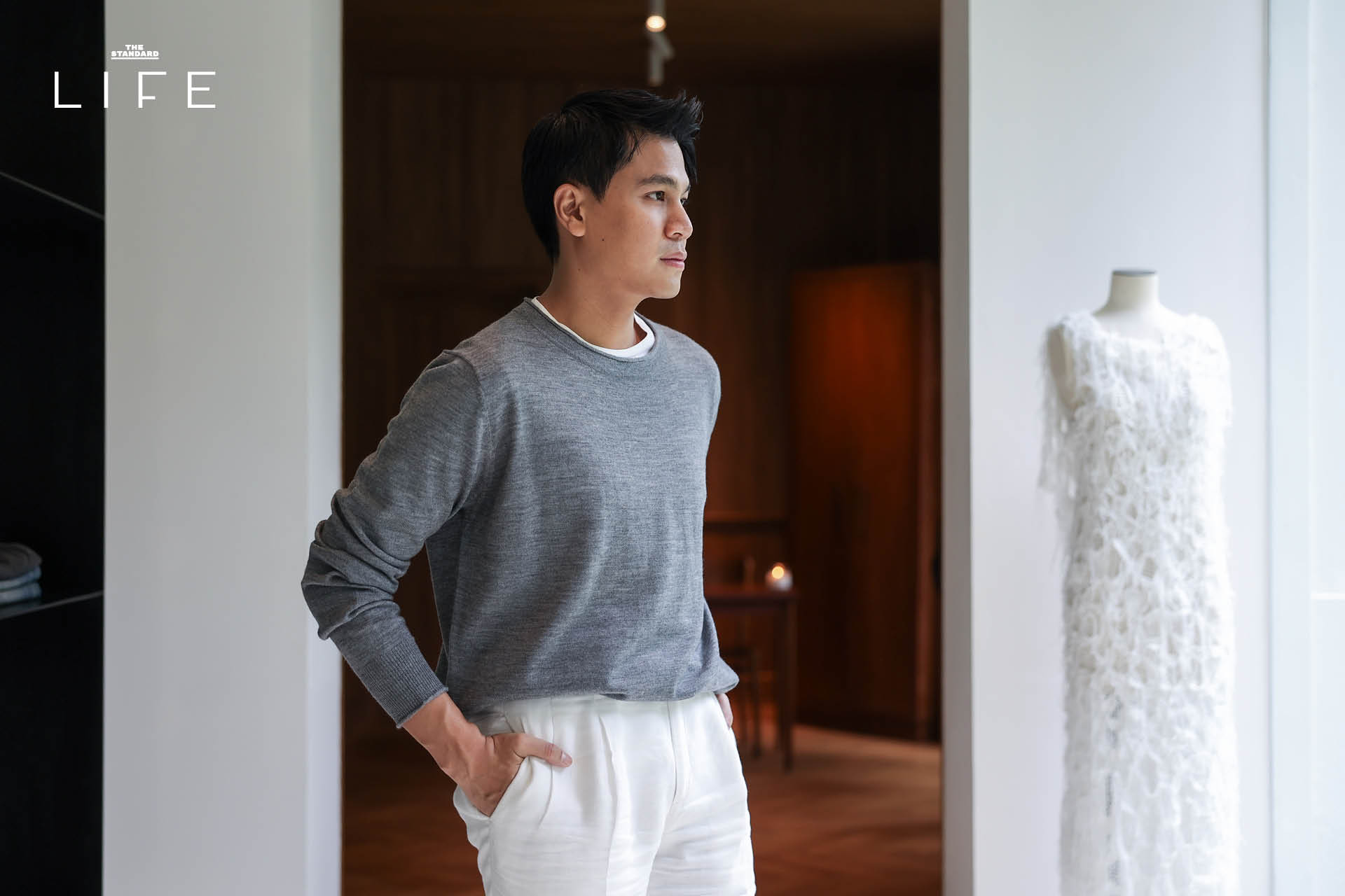 ‘VVON SUGUNNASIL’ แบรนด์แฟชั่น ร่วมมือกับ Proud Real Estate ถอดแนวคิด ‘ALL IS WELL เพื่อชีวิตดีที่ยั่งยืน’ ให้กลายเป็น ‘ยูนิฟอร์มของพนักงาน’ ที่สะท้อนความ luxury and well-crafted design บนจุดร่วมของทั้ง 2 แบรนด์ [Advertorial] 2