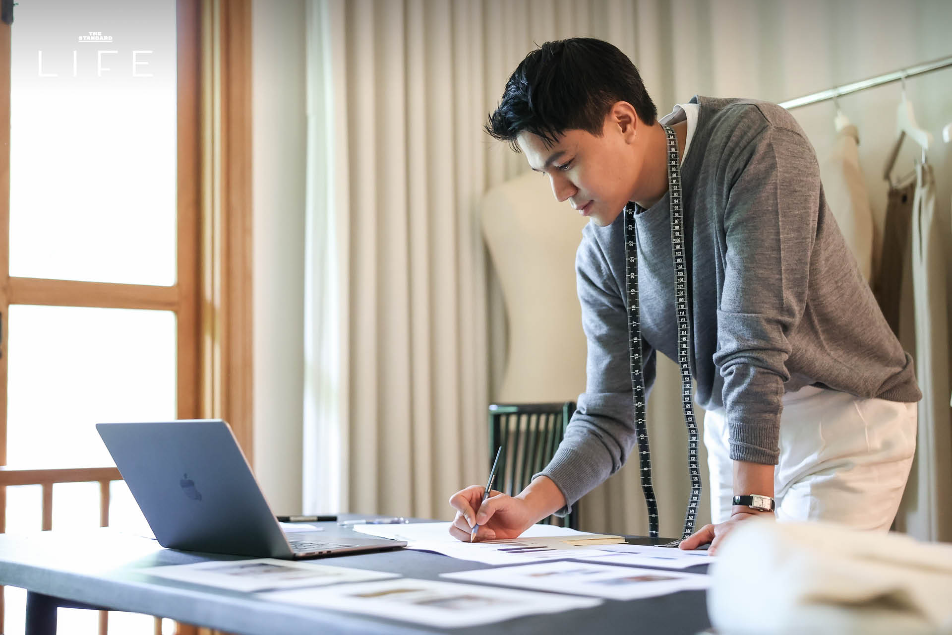 ‘VVON SUGUNNASIL’ แบรนด์แฟชั่น ร่วมมือกับ Proud Real Estate ถอดแนวคิด ‘ALL IS WELL เพื่อชีวิตดีที่ยั่งยืน’ ให้กลายเป็น ‘ยูนิฟอร์มของพนักงาน’ ที่สะท้อนความ luxury and well-crafted design บนจุดร่วมของทั้ง 2 แบรนด์ [Advertorial] 3