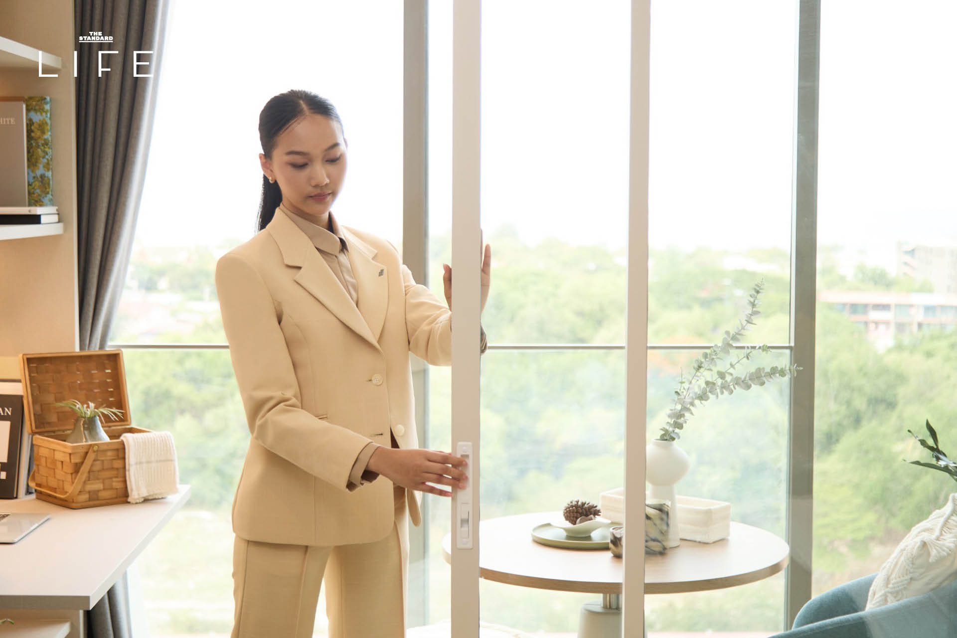 ‘VVON SUGUNNASIL’ แบรนด์แฟชั่น ร่วมมือกับ Proud Real Estate ถอดแนวคิด ‘ALL IS WELL เพื่อชีวิตดีที่ยั่งยืน’ ให้กลายเป็น ‘ยูนิฟอร์มของพนักงาน’ ที่สะท้อนความ luxury and well-crafted design บนจุดร่วมของทั้ง 2 แบรนด์ [Advertorial] 7