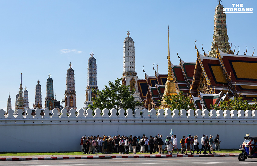 นักท่องเที่ยวต่างชาติ ต่อแถวเข้าชม วัดพระแก้ว คึกคัก 3